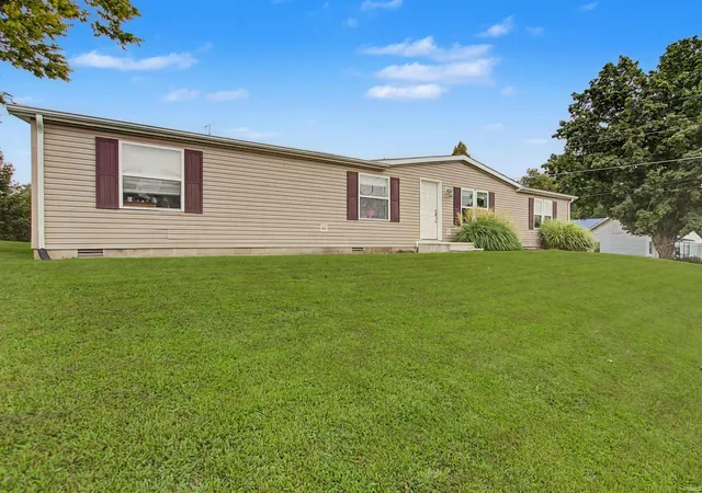 Photo 2 of Manufactured home for sale at 305 Queen St, Loogootee, IN 47553 | MLS# 202632869 | Listing updated on 2026-08-13