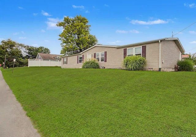 Photo 3 of Manufactured home for sale at 305 Queen St, Loogootee, IN 47553 | MLS# 202632869 | Listing updated on 2026-08-13