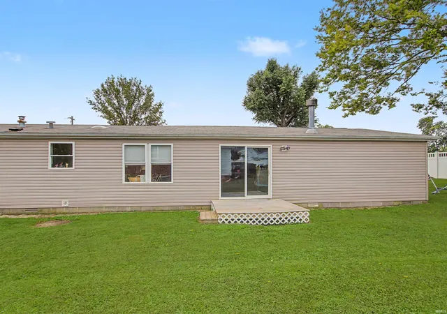 Photo 4 of Manufactured home for sale at 305 Queen St, Loogootee, IN 47553 | MLS# 202632869 | Listing updated on 2026-08-13