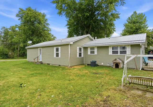 Photo 3 of Sale Pending at 302 Gateway Ave, Churubusco, IN 46723 | MLS# 202632877 | Listing updated on 2026-09-06
