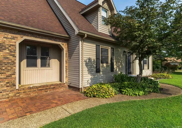 Photo 2 of Sale Pending at 641 Woodbriar Ct, Evansville, IN 47715 | MLS# 202632972 | Listing updated on 2026-09-06