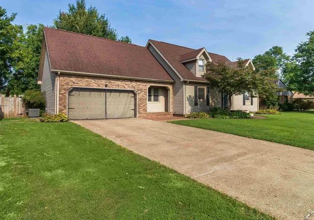 Photo 3 of Sale Pending at 641 Woodbriar Ct, Evansville, IN 47715 | MLS# 202632972 | Listing updated on 2026-09-06