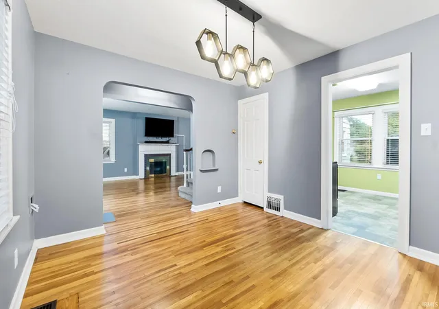 Photo 3 of Sale Pending at 220 W Fleming Ave, Fort Wayne, IN 46807 | MLS# 202632976 | Listing updated on 2026-09-21