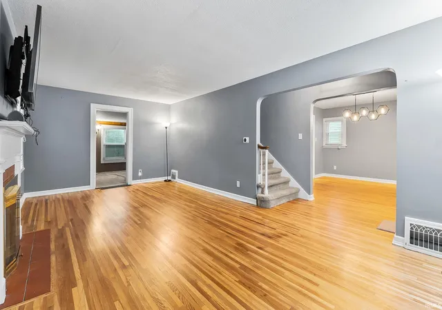 Photo 4 of Sale Pending at 220 W Fleming Ave, Fort Wayne, IN 46807 | MLS# 202632976 | Listing updated on 2026-09-21