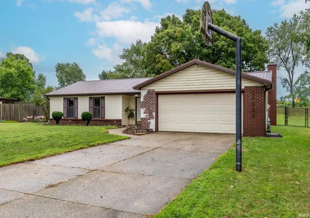 Photo 3 of Manufactured home for sale at 14928 Mercury Ln, Huntertown, IN 46748 | MLS# 202633164 | Listing updated on 2026-09-16