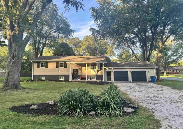 Photo 1 of Sale Pending at 906 N Hillcrest Rd, Vincennes, IN 47591 | MLS# 202633223 | Listing updated on 2026-09-28