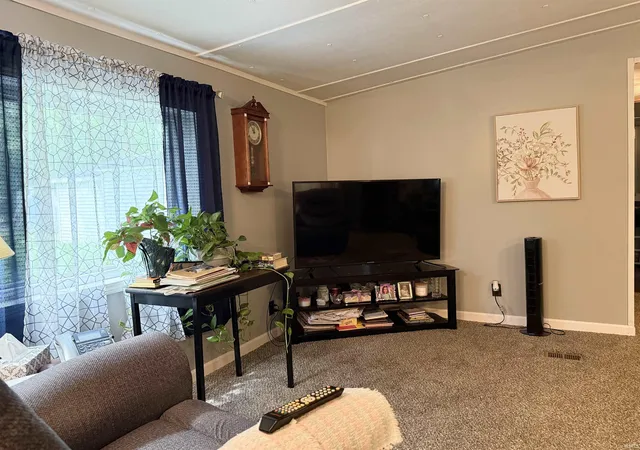 Photo 4 of Sale Pending at 5101 Bassett Ave, Evansville, IN 47715 | MLS# 202633243 | Listing updated on 2026-10-21