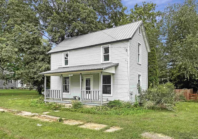Photo 2 of Sale Pending at 303 W Vine St, Oxford, IN 47971 | MLS# 202633250 | Listing updated on 2026-10-12