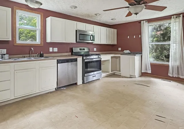 Photo 3 of Sale Pending at 303 W Vine St, Oxford, IN 47971 | MLS# 202633250 | Listing updated on 2026-10-12