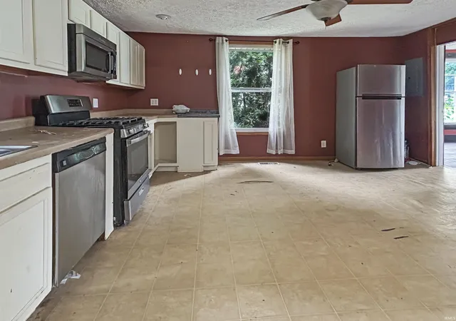 Photo 4 of Sale Pending at 303 W Vine St, Oxford, IN 47971 | MLS# 202633250 | Listing updated on 2026-10-12