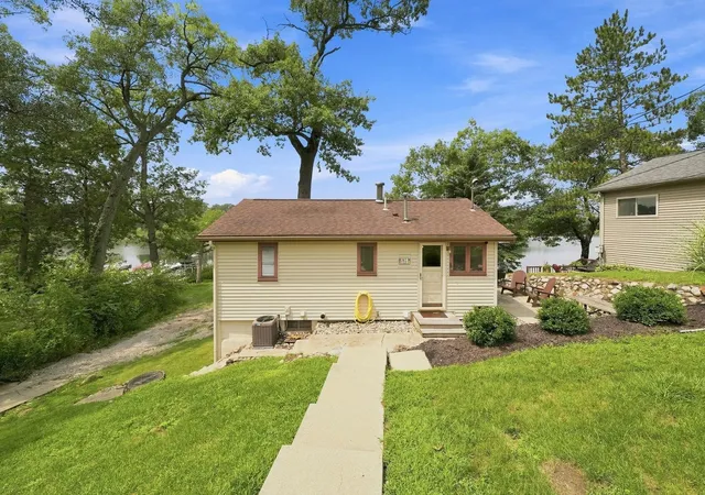 Photo 3 of Manufactured home for sale at 520 Ln 274 Crooked Lk, Angola, IN 46703 | MLS# 202633370 | Listing updated on 2026-09-09