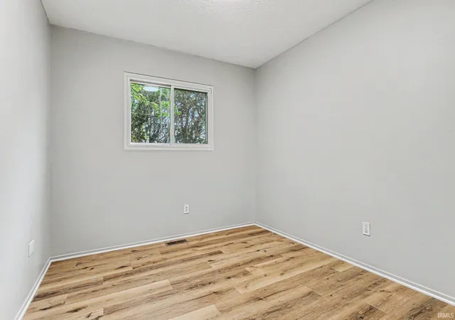 Photo 4 of Manufactured home for sale at 24403 Rolling Oaks Dr, South Bend, IN 46628 | MLS# 202633386 | Listing updated on 2026-10-19