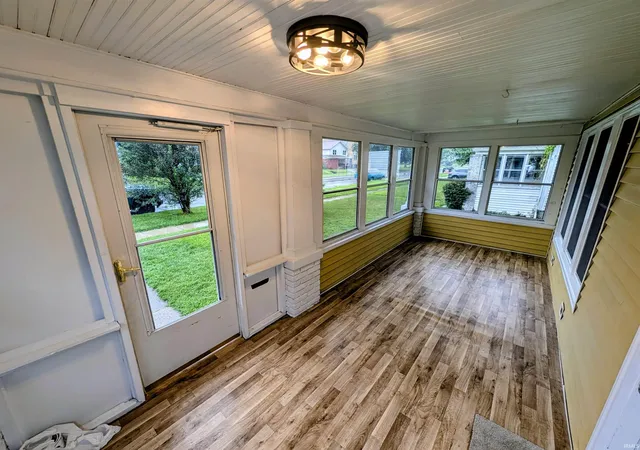 Photo 3 of Sale Pending at 827 E Ewing Ave, South Bend, IN 46613 | MLS# 202633393 | Listing updated on 2026-08-27