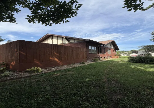 Photo 4 of Sale Pending at 330 S Jefferson St, Bloomfield, IN 47424 | MLS# 202633479 | Listing updated on 2026-09-02