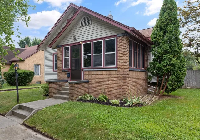 Photo 2 of Sale Pending at 131 Kenyon Ave, Elkhart, IN 46516 | MLS# 202633593 | Listing updated on 2026-08-22