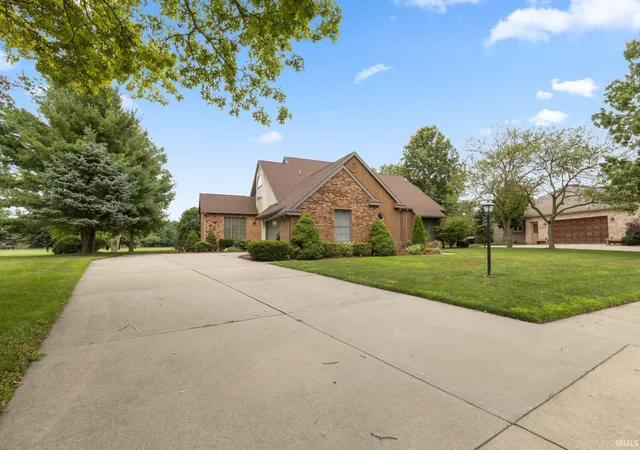 Photo 3 of Sale Pending at 910 Foxbriar Ln, Goshen, IN 46526 | MLS# 202633597 | Listing updated on 2026-09-07