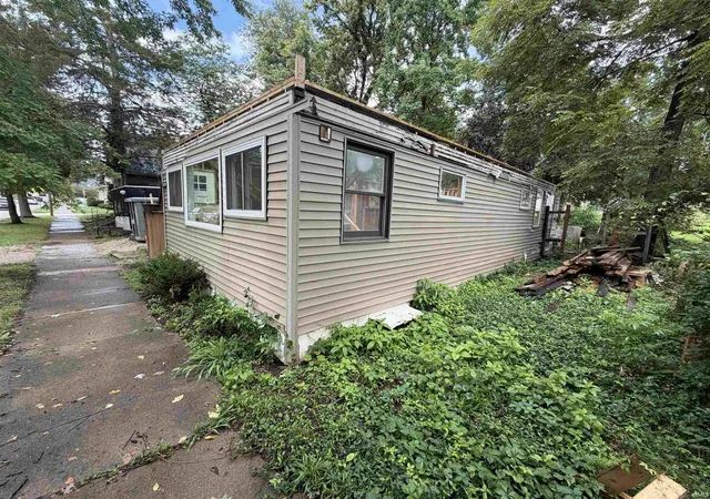 Photo 2 of Manufactured home for sale at 618 W Howe St, Bloomington, IN 47403 | MLS# 202633716 | Listing updated on 2026-08-25
