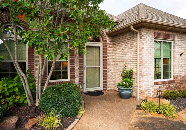 Photo 2 of Sale Pending at 8024 Wolf Crk Ct, Evansville, IN 47712 | MLS# 202633730 | Listing updated on 2026-09-01