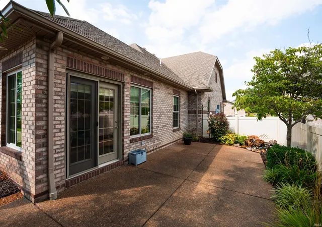 Photo 3 of Sale Pending at 8024 Wolf Crk Ct, Evansville, IN 47712 | MLS# 202633730 | Listing updated on 2026-09-01