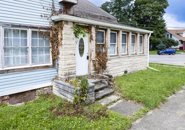 Photo 3 of Sale Pending at 901 W Adams St, Muncie, IN 47305 | MLS# 202633771 | Listing updated on 2026-09-03