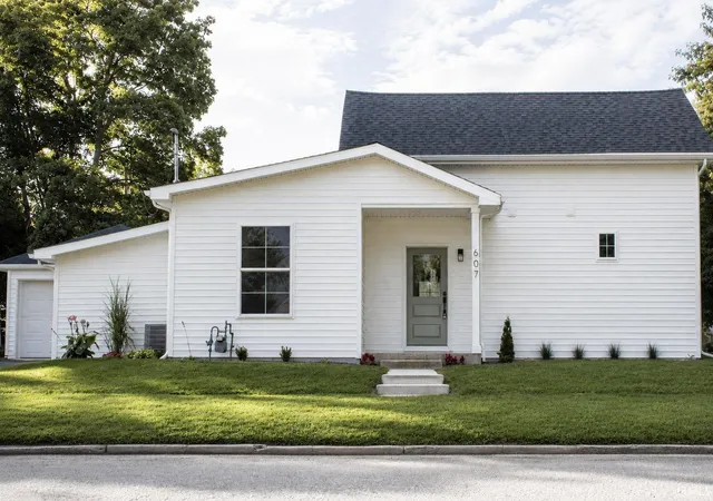 Manufactured home for sale at 607 N Mill St, North Manchester, IN 46962 | MLS# 202633773