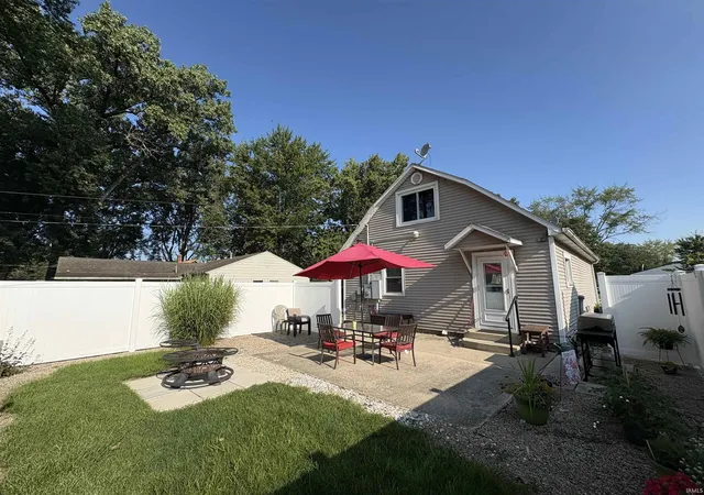 Photo 3 of Sale Pending at 322 E Arnold St, Bluffton, IN 46714 | MLS# 202633879 | Listing updated on 2026-08-19
