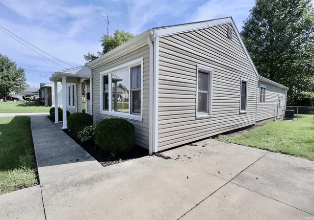 Photo 3 of Manufactured home for sale at 509 S Oak St, Winchester, IN 47394 | MLS# 202633921 | Listing updated on 2026-08-28