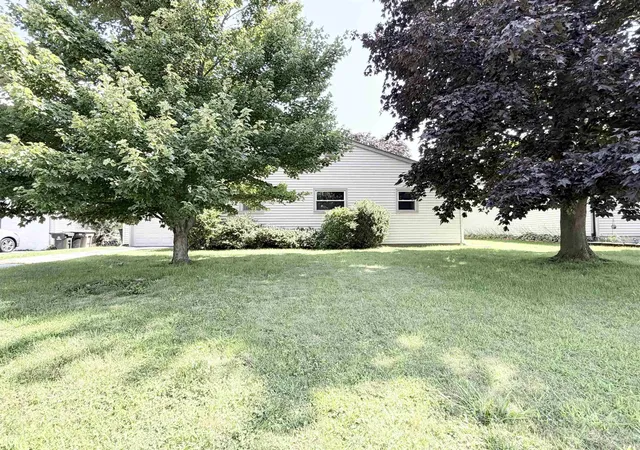 Photo 3 of Sale Pending at 4620 Crawford Ct, South Bend, IN 46614 | MLS# 202633956 | Listing updated on 2026-08-22