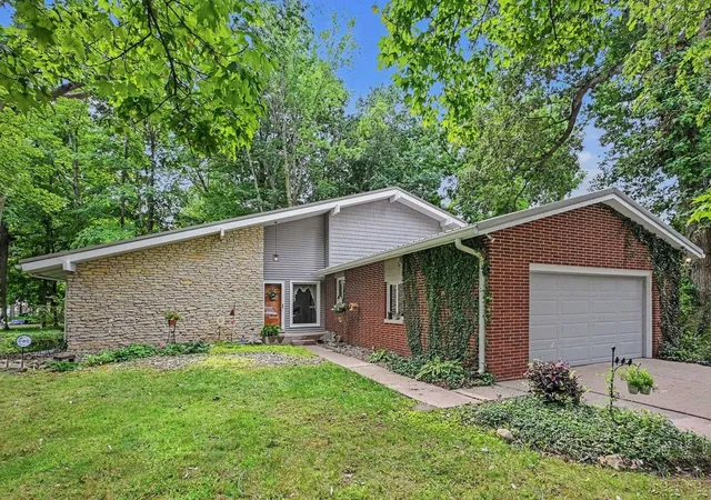 Photo 2 of Sale Pending at 1 Meadow Ln, Nappanee, IN 46550 | MLS# 202634021 | Listing updated on 2026-09-02