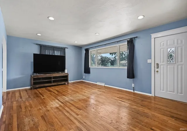 Photo 4 of Sale Pending at 2633 Edison Rd, South Bend, IN 46615 | MLS# 202634055 | Listing updated on 2026-10-16