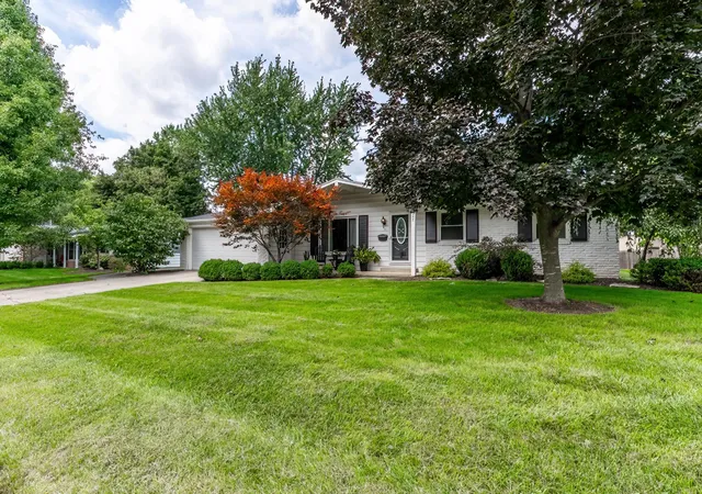 Photo 2 of Manufactured home for sale at 2727 Roscommon Dr, Fort Wayne, IN 46805 | MLS# 202634069 | Listing updated on 2026-09-08