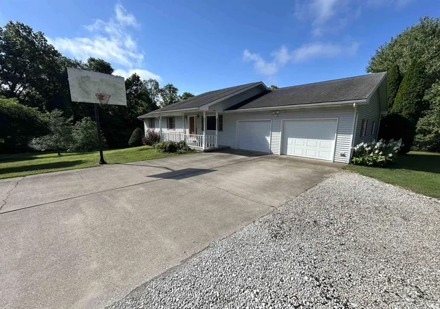 Photo 3 of Sale Pending at 2779 E Beechwood Ln, Vincennes, IN 47591 | MLS# 202634098 | Listing updated on 2026-09-21
