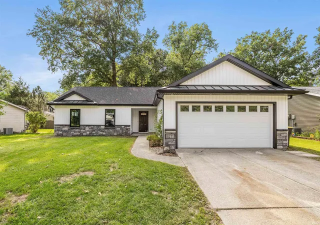 Photo 3 of Sale Pending at 6211 Brandonwood Ln, Fort Wayne, IN 46835 | MLS# 202634109 | Listing updated on 2026-08-28