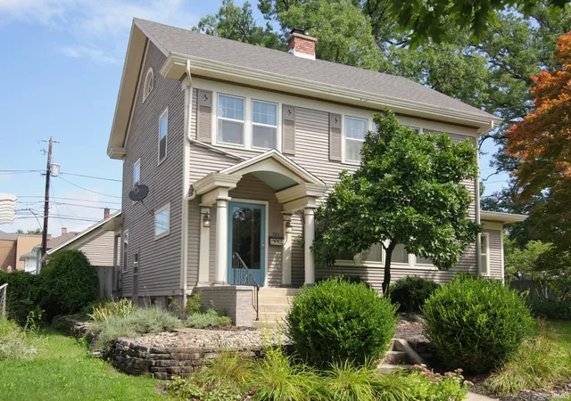 Photo 3 of Sale Pending at 704 W Oakdale Dr, Fort Wayne, IN 46807 | MLS# 202634178 | Listing updated on 2026-09-28