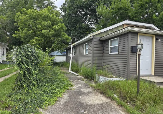 Photo 2 of Manufactured home for sale at 1717 Robinson St, South Bend, IN 46613 | MLS# 202634287 | Listing updated on 2026-09-18