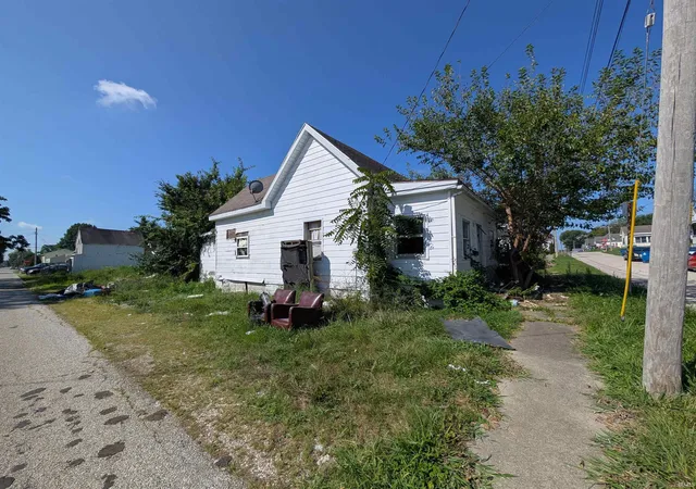 Manufactured home for sale at 602 Dubois St, Lawrenceville, IN 62439 | MLS# 202634336