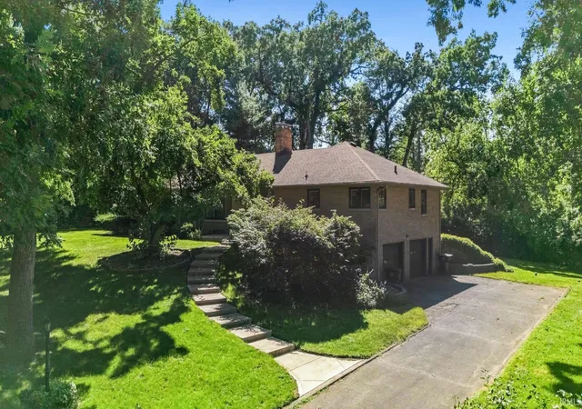 Photo 2 of Manufactured home for sale at 1105 White Oak Dr, South Bend, IN 46617 | MLS# 202634372 | Listing updated on 2026-08-28