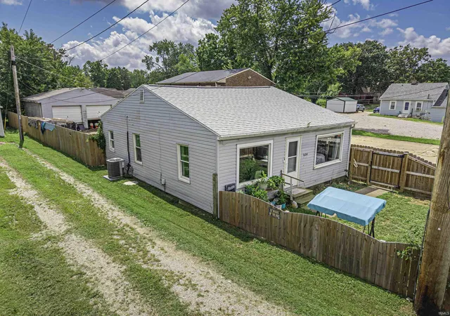 Photo 3 of Manufactured home for sale at 1604 Allens Ln, Evansville, IN 47710 | MLS# 202634421 | Listing updated on 2026-09-13
