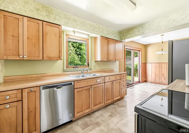 Photo 3 of Sale Pending at 405 W Angela Blvd, South Bend, IN 46617 | MLS# 202634455 | Listing updated on 2026-09-18