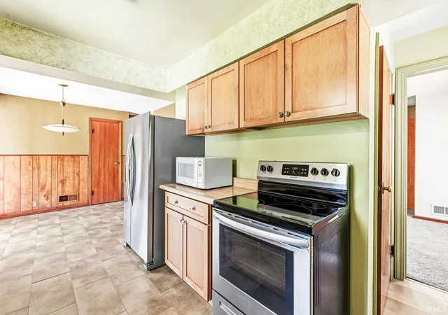 Photo 3 of Sale Pending at 405 W Angela Blvd, South Bend, IN 46617 | MLS# 202634455 | Listing updated on 2026-09-18