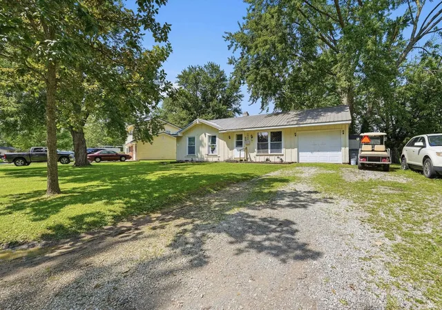 Photo 3 of Sale Pending at 1040 Parkview Dr, Decatur, IN 46733 | MLS# 202634456 | Listing updated on 2026-09-10