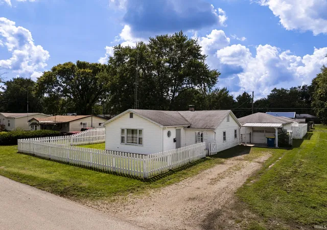 Photo 2 of Manufactured home for sale at 305 N Waldemere Ave, Muncie, IN 47303 | MLS# 202634590 | Listing updated on 2026-08-28