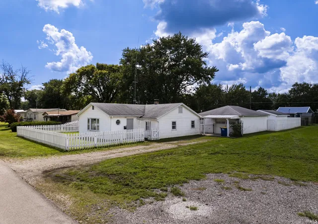 Photo 3 of Manufactured home for sale at 305 N Waldemere Ave, Muncie, IN 47303 | MLS# 202634590 | Listing updated on 2026-08-28