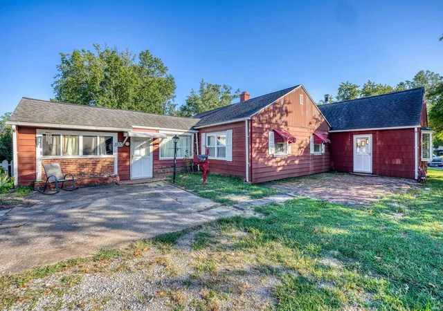 Photo 3 of Sale Pending at 1100 S Frederick St, Evansville, IN 47714 | MLS# 202634693 | Listing updated on 2026-09-17