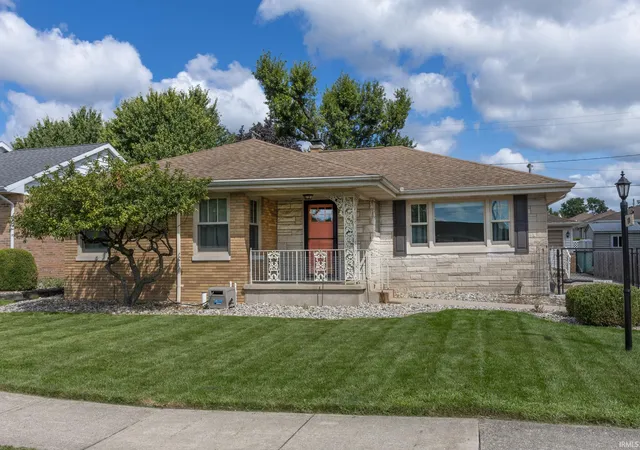 Photo 3 of Sale Pending at 610 W 11th St, Mishawaka, IN 46544 | MLS# 202634746 | Listing updated on 2026-08-27