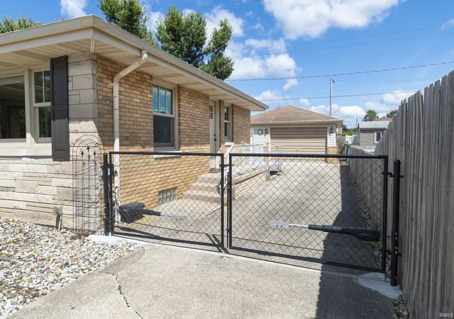 Photo 3 of Sale Pending at 610 W 11Th St, Mishawaka, IN 46544 | MLS# 202634746 | Listing updated on 2026-08-27