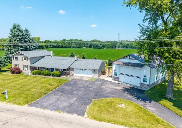 Photo 2 of Manufactured home for sale at 5726 E 800 N, Syracuse, IN 46567 | MLS# 202634761 | Listing updated on 2026-08-25