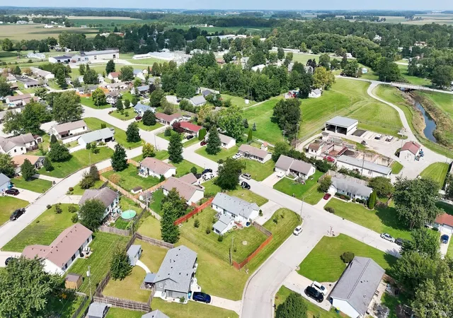 Photo 3 of Sale Pending at 417 W Woodcreek Dr, Ossian, IN 46777 | MLS# 202634764 | Listing updated on 2026-09-07
