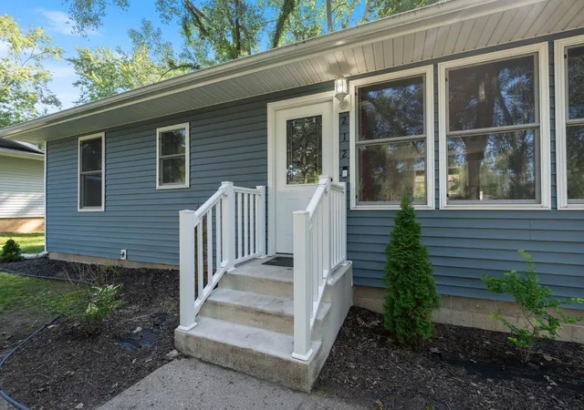 Photo 2 of Manufactured home for sale at 212 Wedrick Dr, Warsaw, IN 46580 | MLS# 202634797 | Listing updated on 2026-09-15