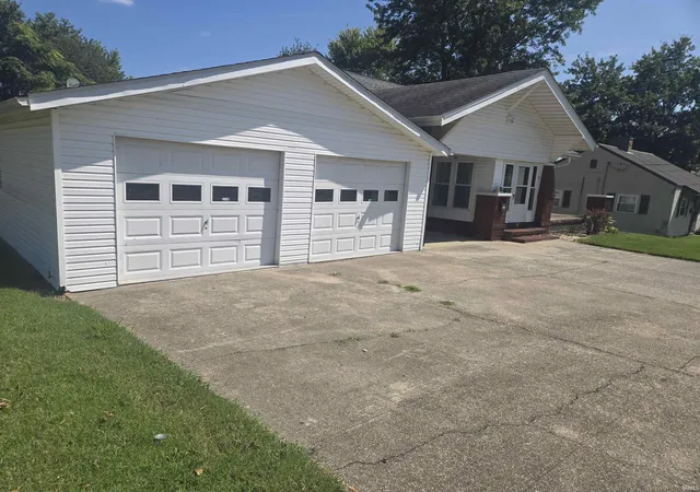 Photo 3 of Manufactured home for sale at 526 E Washington St, Oakland City, IN 47660 | MLS# 202634807 | Listing updated on 2026-09-20